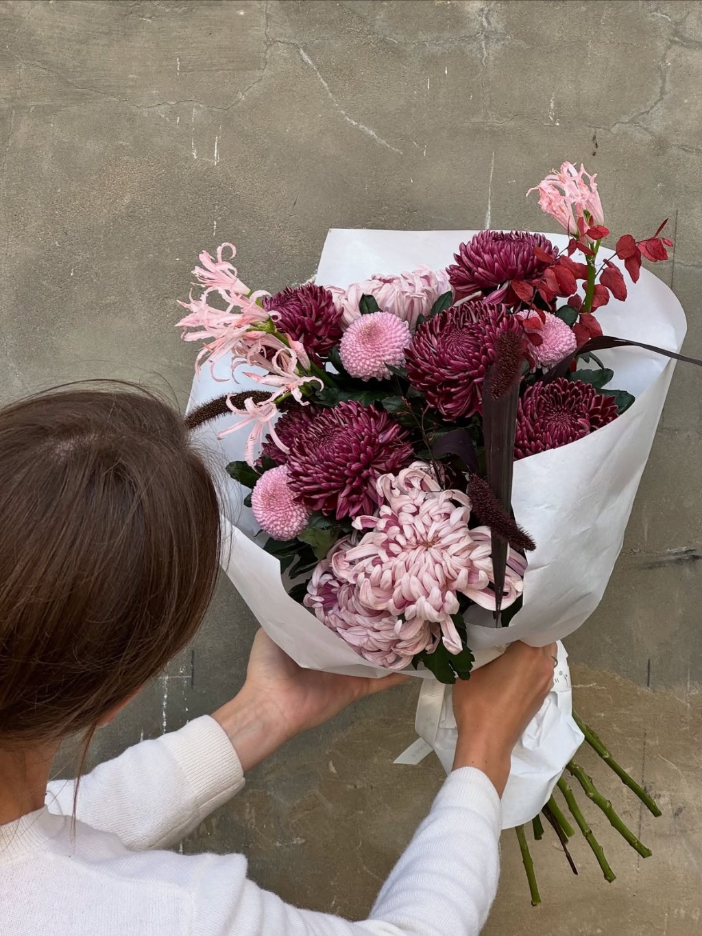 Rosa Chrysanthemen als Schnittblumen für die Allerheiligen-Floristik