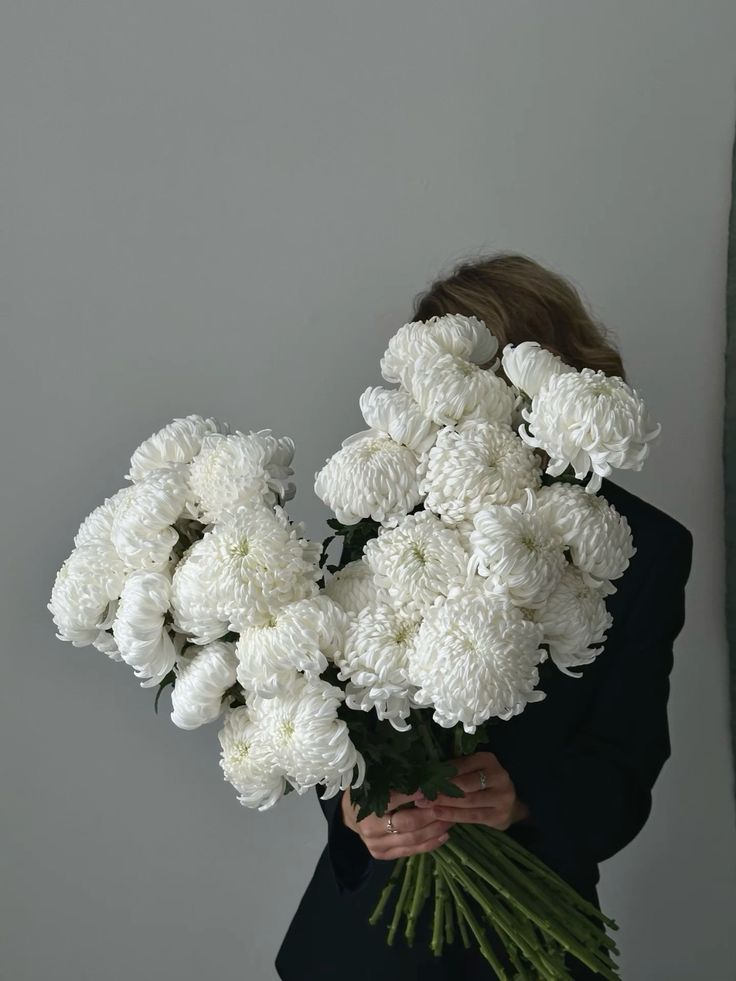 Weiße großblumige Chrysanthemen als Schnittblumen für Allerheiligen